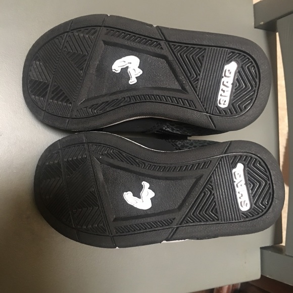 Baby Boy Sneakers size 7 - Picture 4 of 6